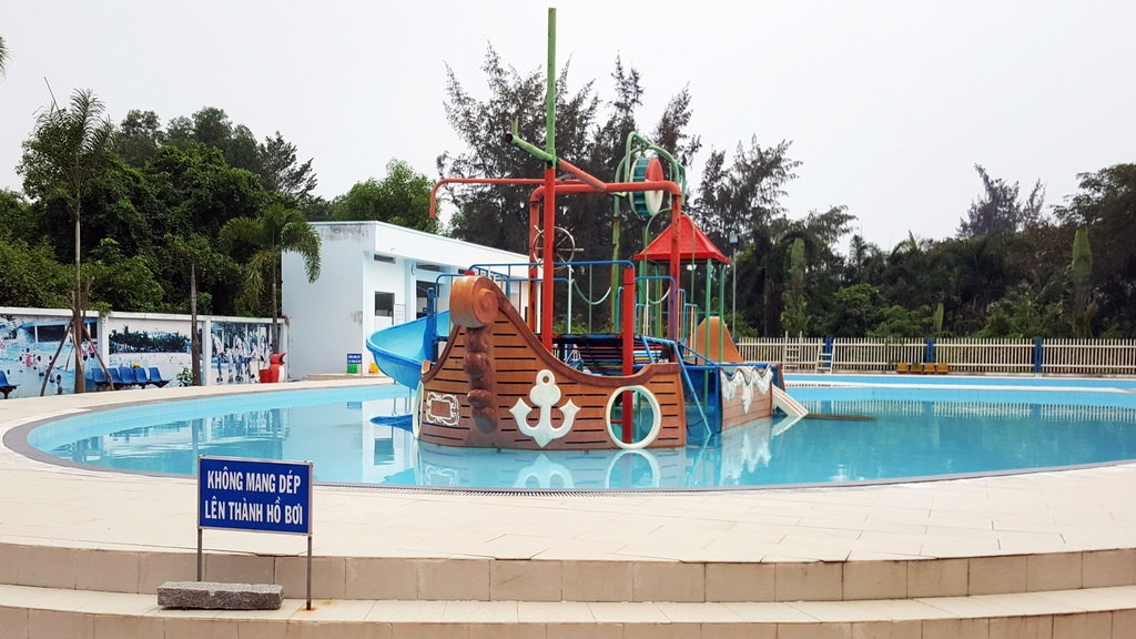 Be trai 7 tuoi chet duoi trong ho boi 1,9 m hinh anh