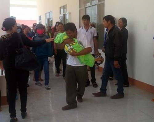 Kiem tra quy trinh tiem chung vu be 4 thang tuoi tu vong hinh anh