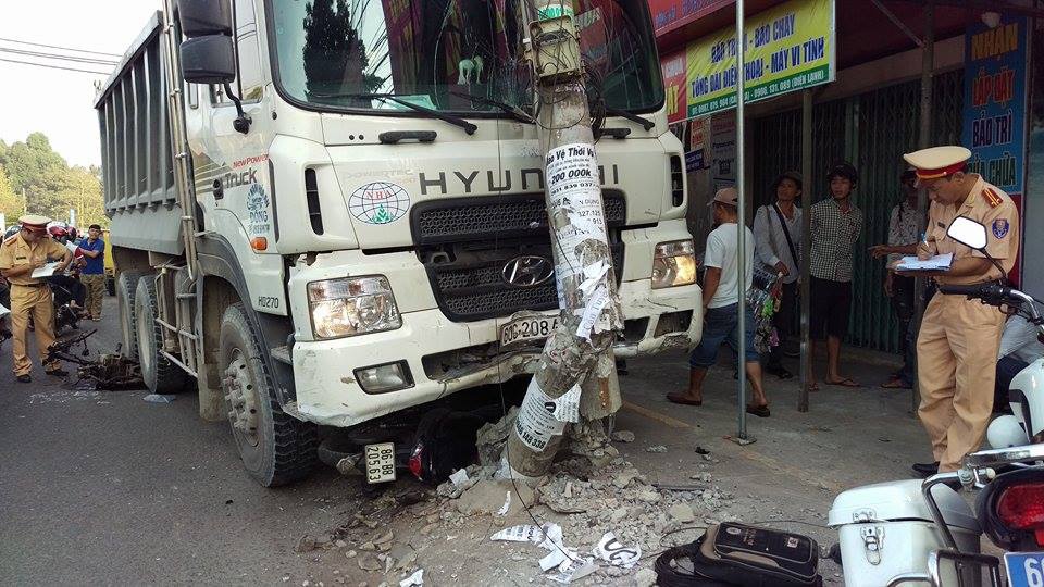 Xe tai dam gay dai phan cach, can nat nhieu xe may hinh anh