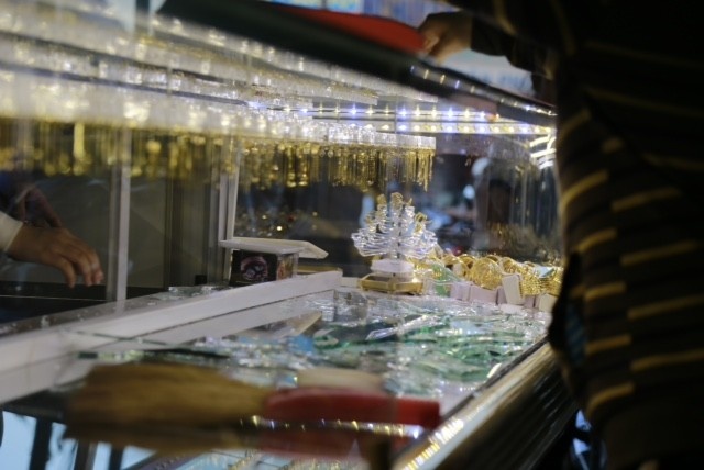 Bat nhom cuop tiem vang giua ban ngay hinh anh