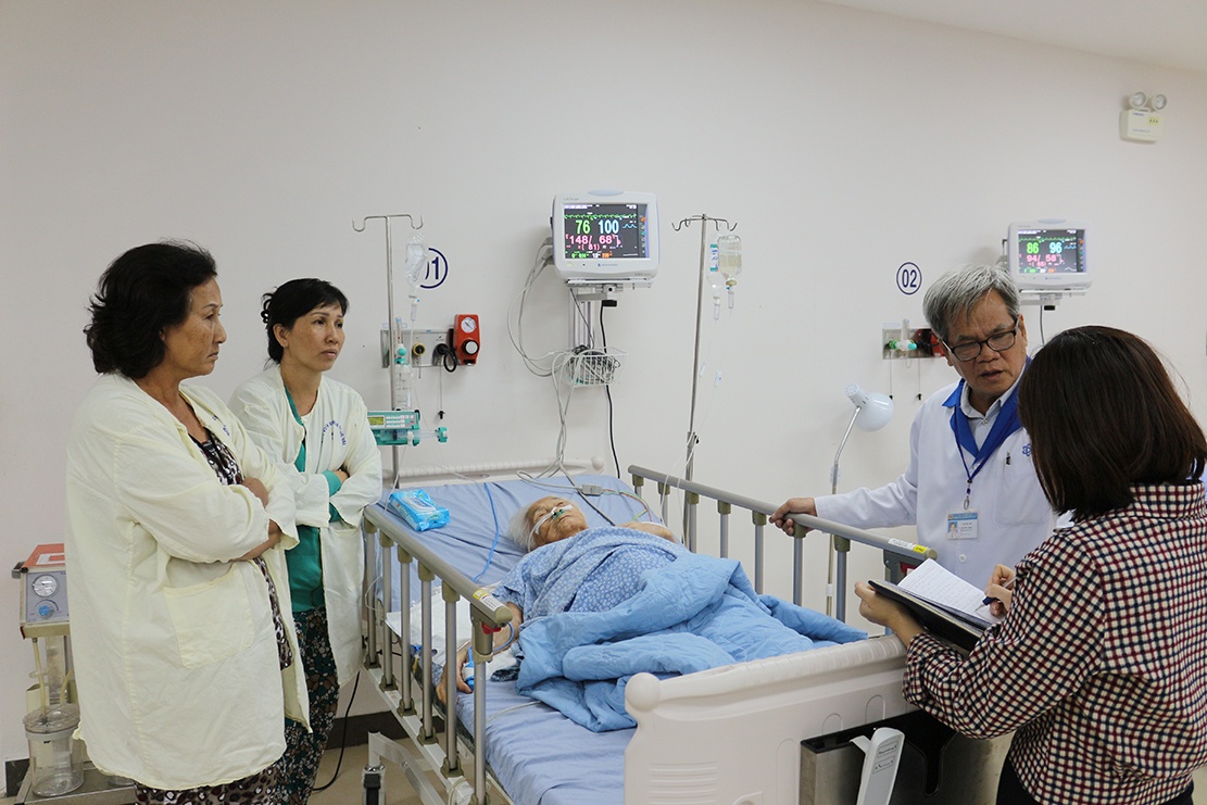 Khoi u nang 13 kg trong o bung cu ba 100 tuoi hinh anh