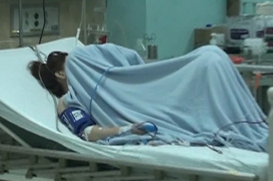 Me cho con uong thuoc doc roi dam vao co tu tu hinh anh