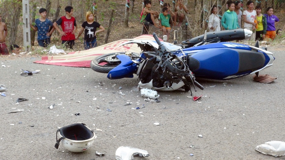 Xe may dau dau, 2 nguoi tu vong tai cho hinh anh