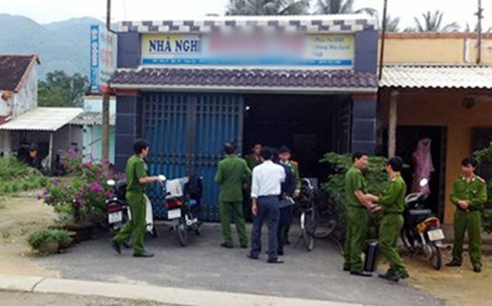 Nguoi dan ong man han tu chet cung tinh cu trong nha nghi hinh anh