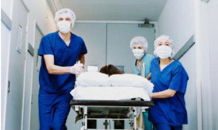 Nguoi phu nu co doc boc chay tren bai bien hinh anh