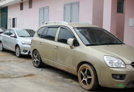 Bat nhom thue hang chuc xe oto roi dem ban hinh anh
