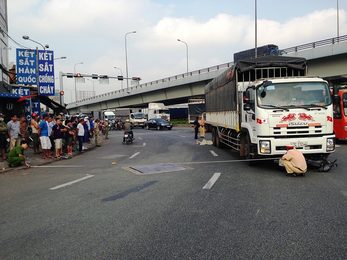 Co gai dieu khien xe may bi oto tai re phai can tu vong hinh anh