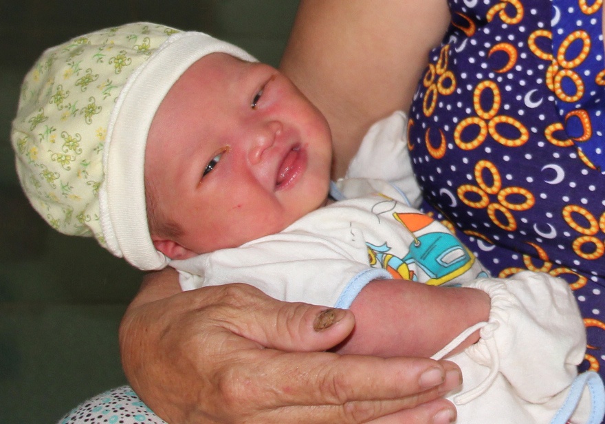 Be so sinh boc trong tui nylon vut ben ve duong hinh anh