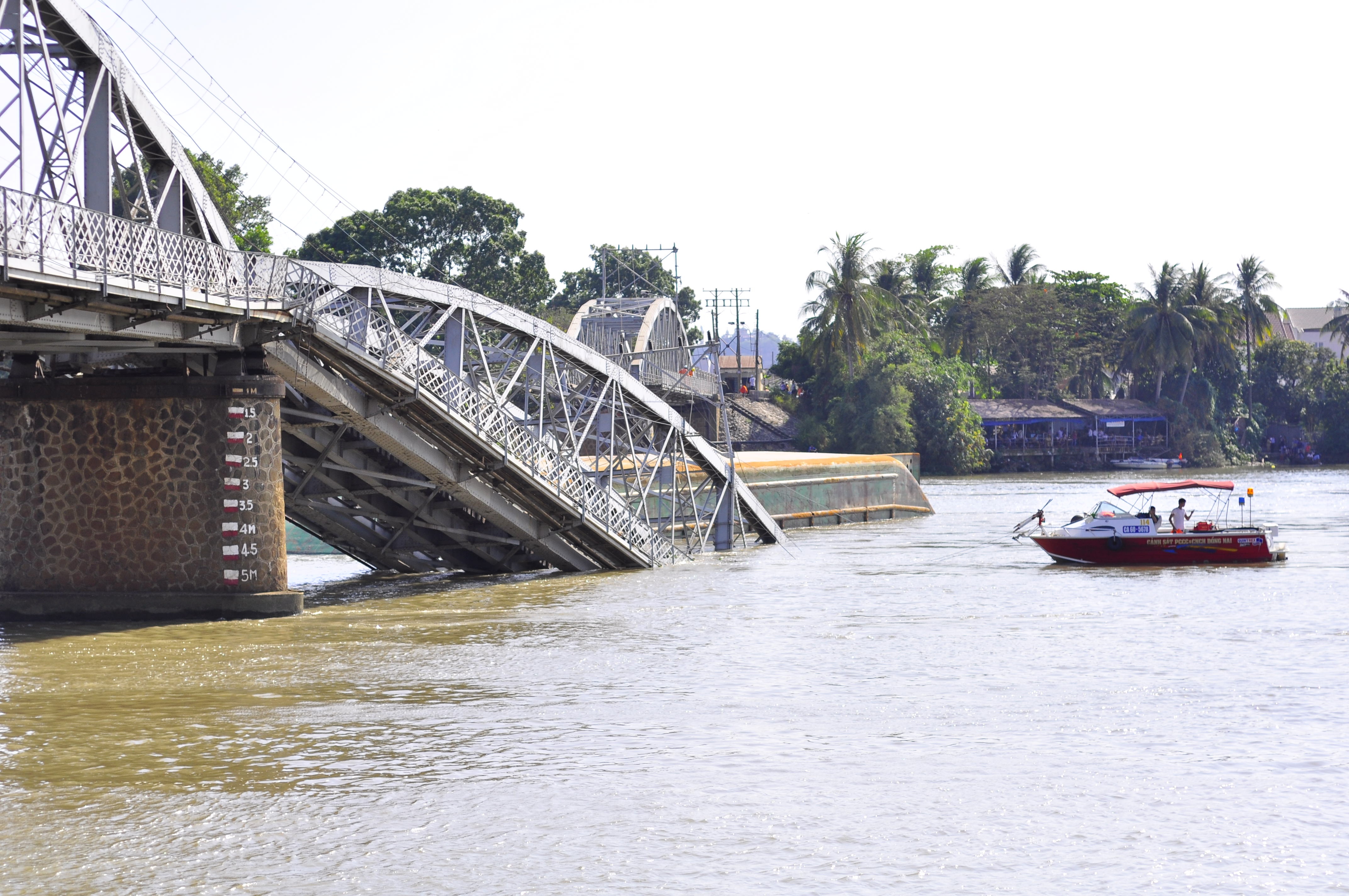 Khoi to vu sa lan dam sap cau Ghenh hinh anh