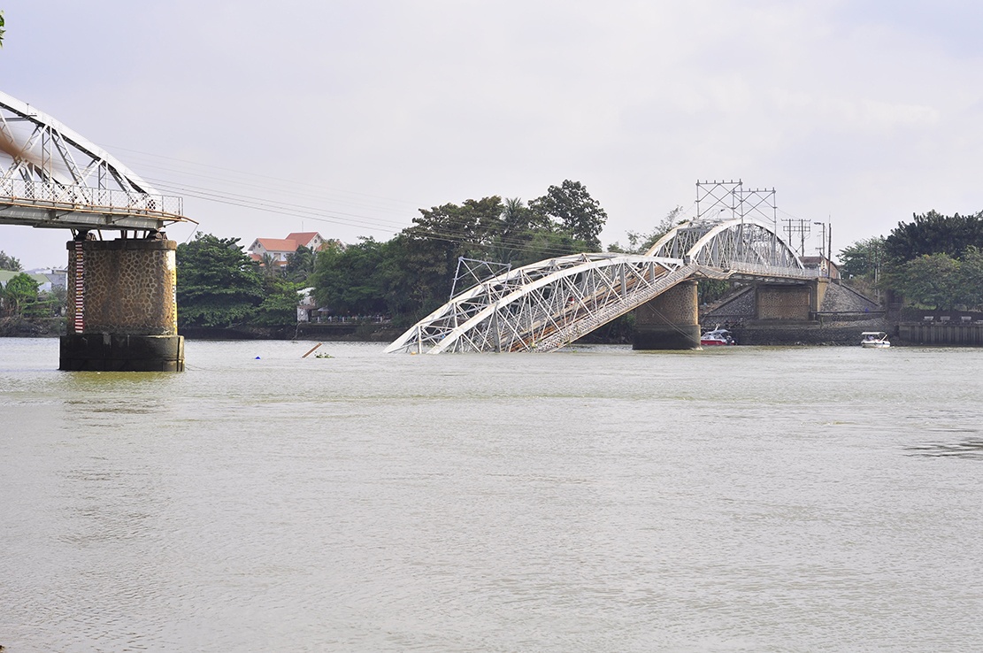 Mien phi cho hanh khach doi tra ve tau do sap cau Ghenh hinh anh