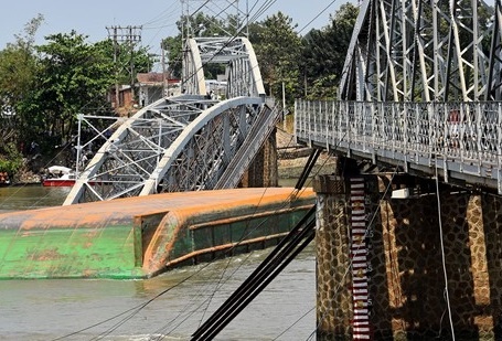 Vu sap cau Ghenh: Tai cong khong co giay phep lai tau hinh anh