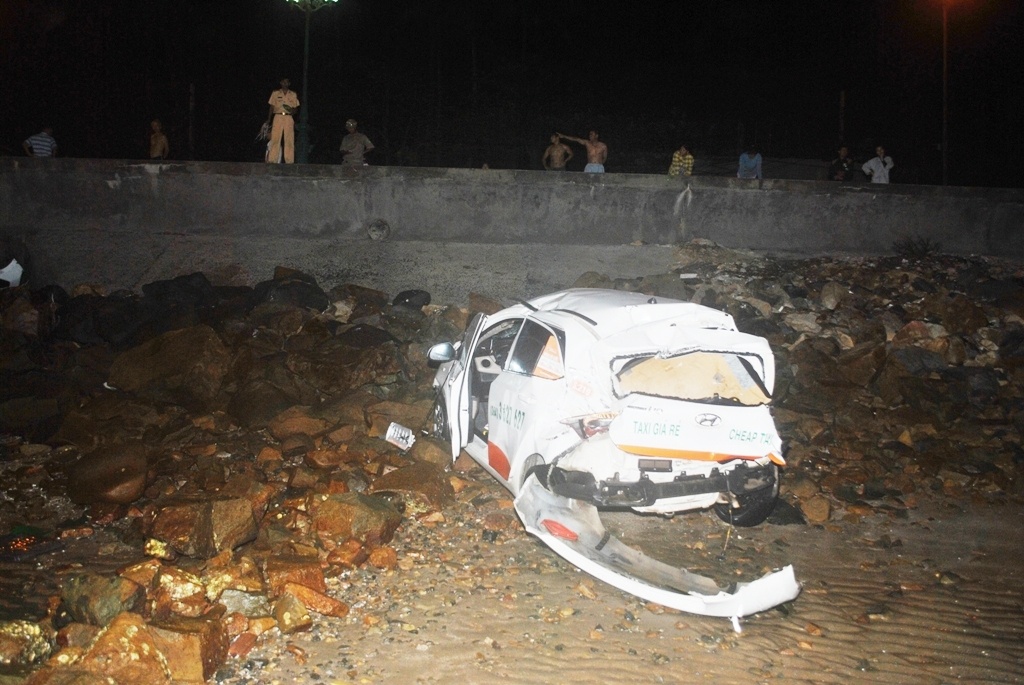 Taxi lao xuong bo bien anh 1