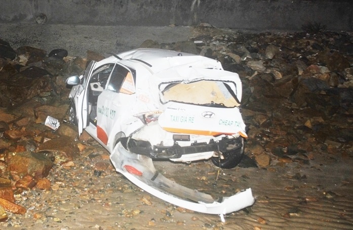 Taxi lao xuong bo bien, khach di xe tu vong hinh anh