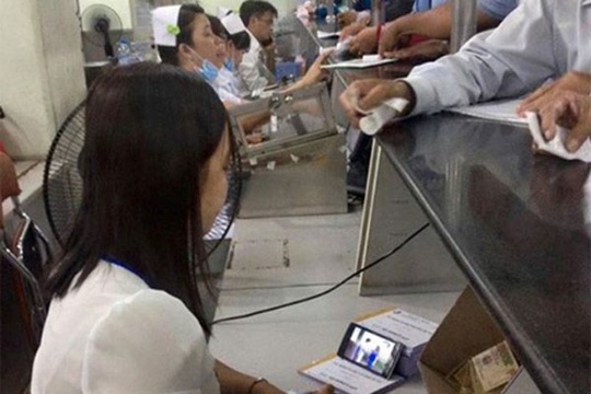 Bat benh nhan doi suot 4 gio vi ban 'nghich' dien thoai? hinh anh