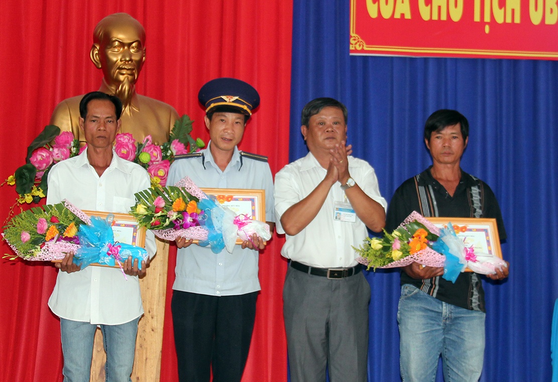 2 nguoi bao su co sap cau Ghenh duoc khen thuong hinh anh