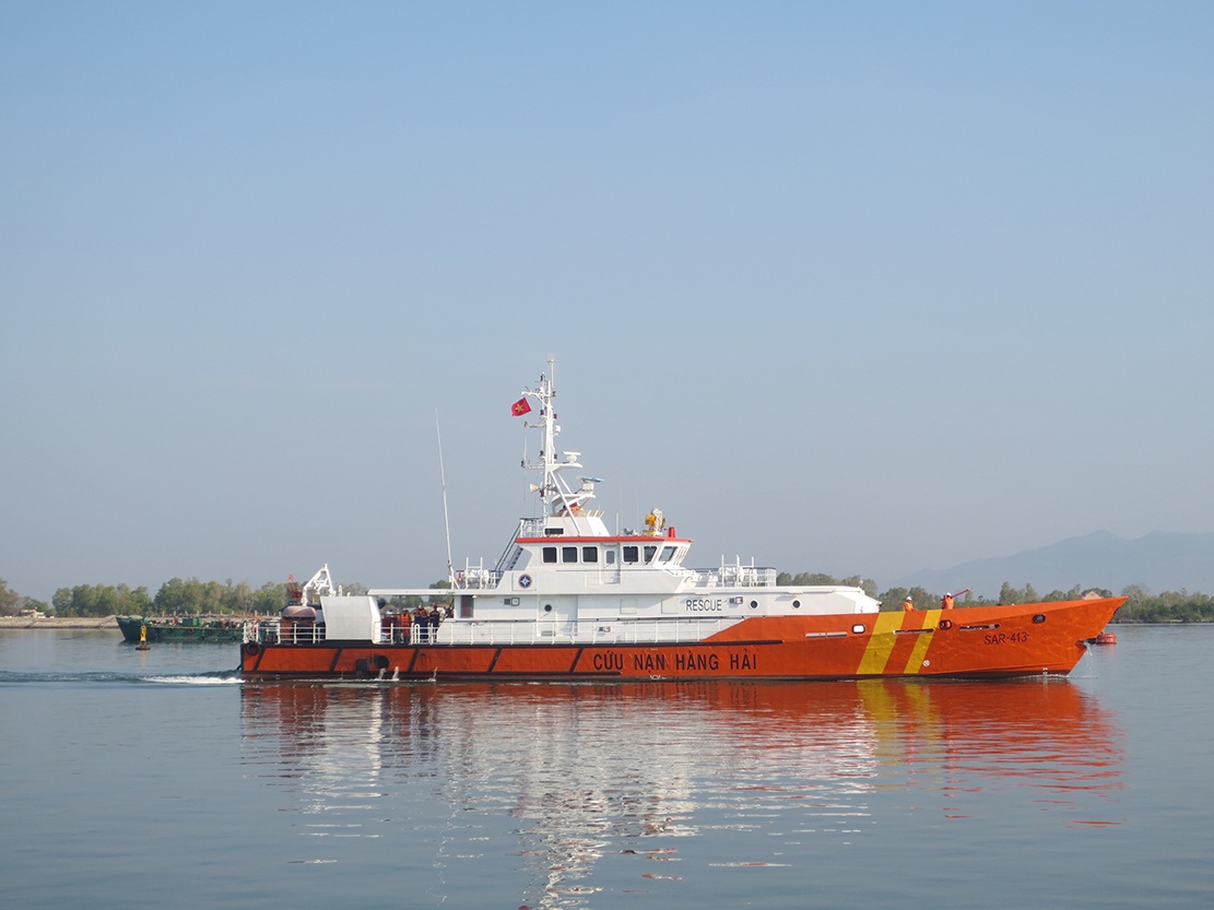 7 thuyen vien cung tau ca troi dat nhieu gio tren bien hinh anh