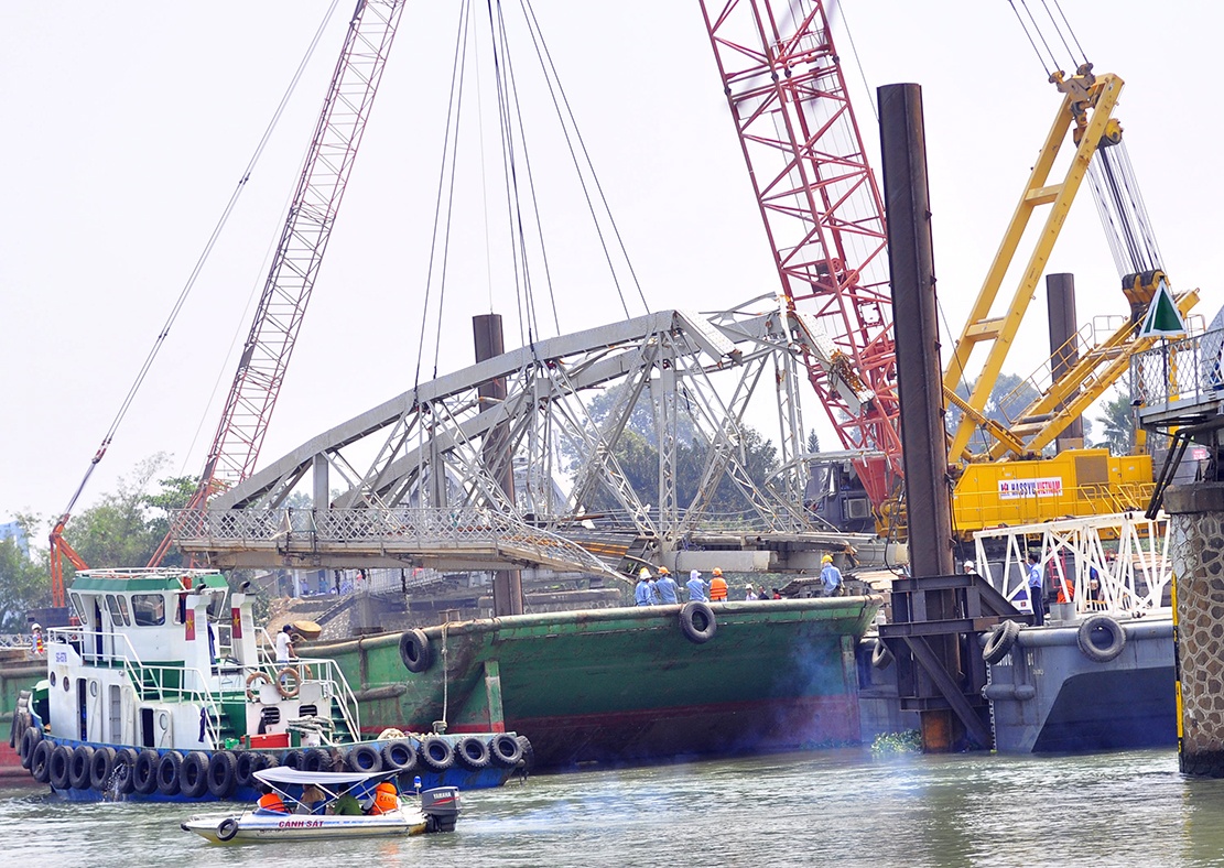 Dua mot phan cau Ghenh tu day song len sa lan hinh anh