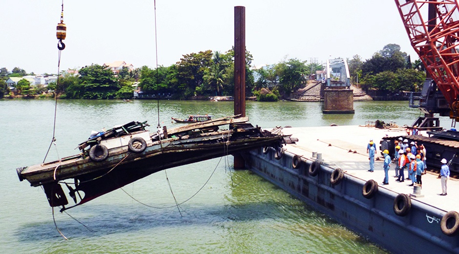 Tau day sa lan gay sap cau Ghenh vo thanh nhieu manh hinh anh