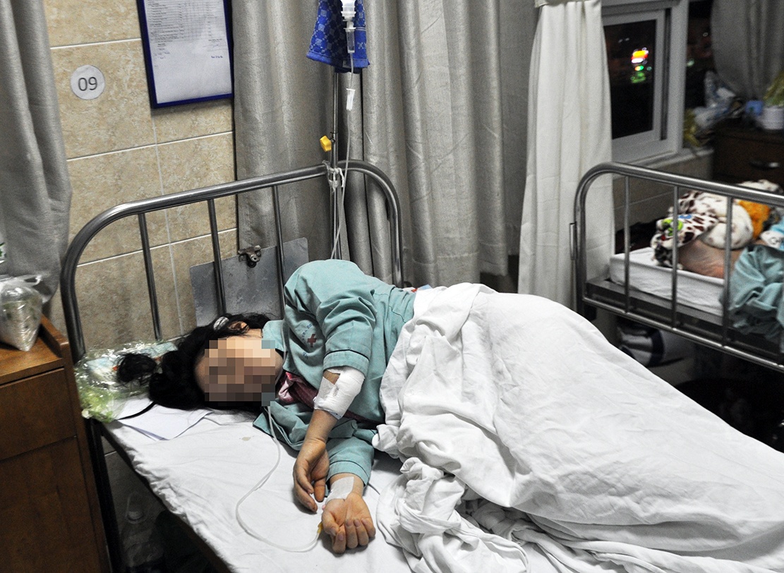 chem nu cong nhan anh 2