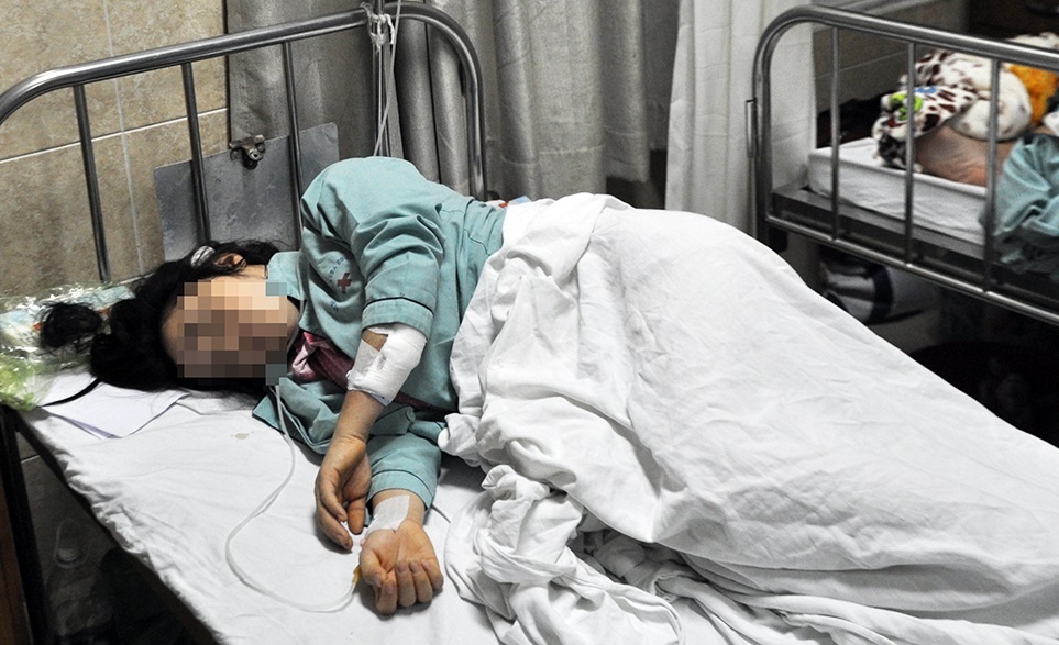 Bat thanh nien chem toi tap nu cong nhan hinh anh