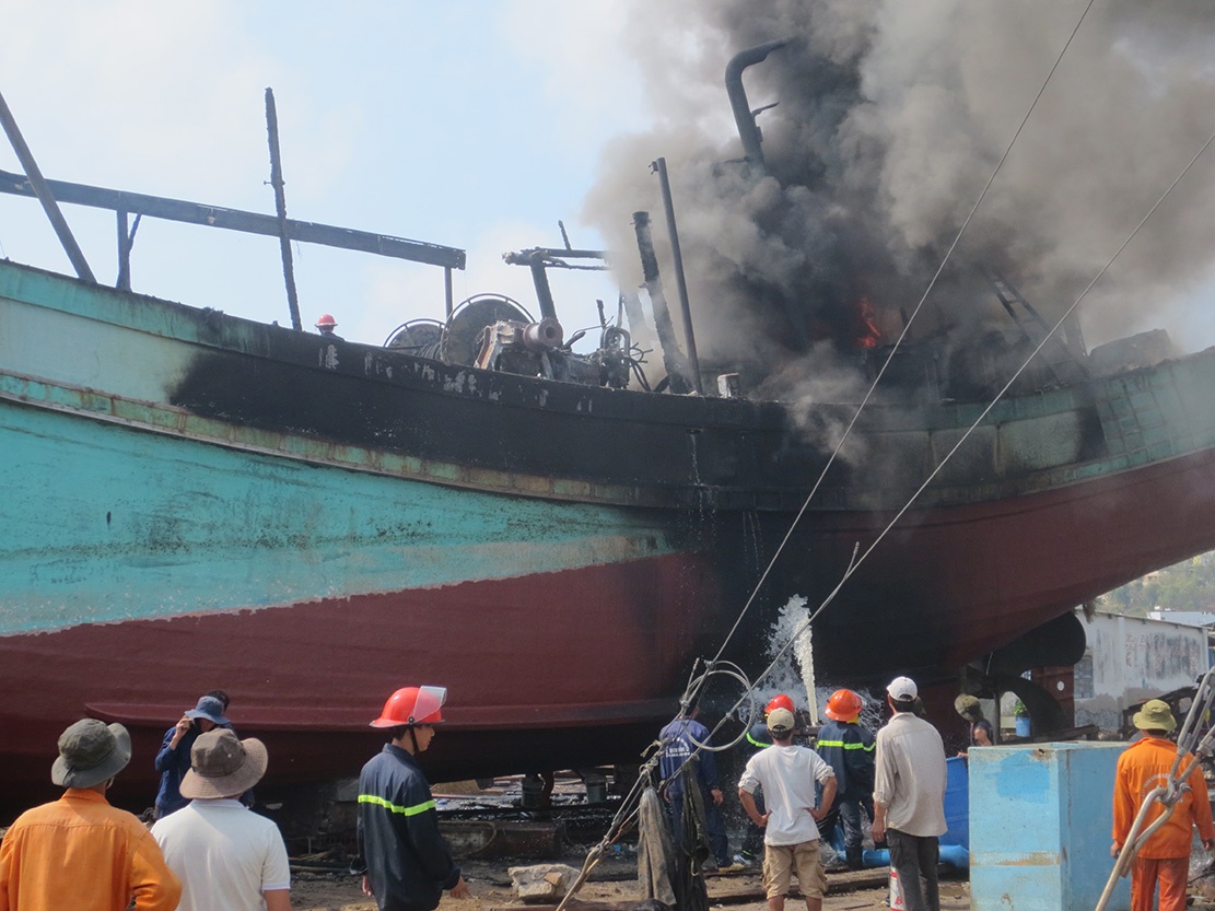 Tau ca phat no hat tung thuyen vien xuong dat hinh anh