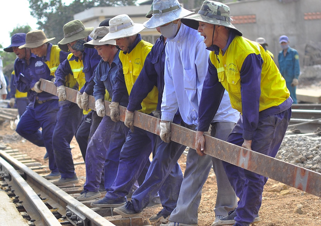 sua duong sat sau vu sap cau anh 1