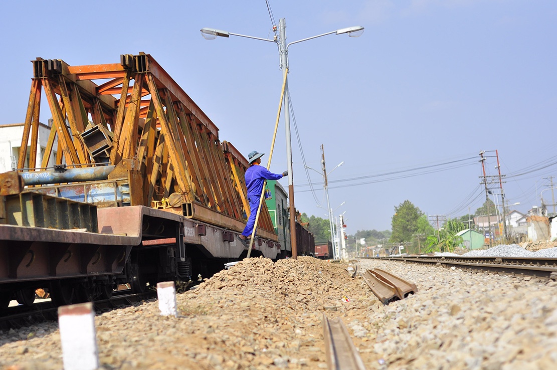 sua duong sat sau vu sap cau anh 10