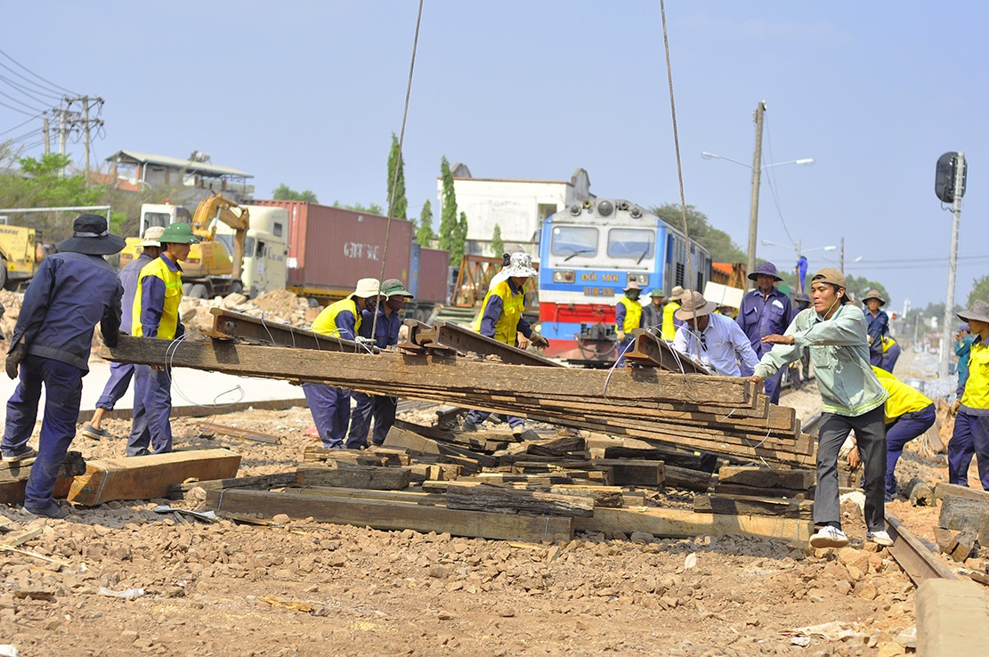 sua duong sat sau vu sap cau anh 2