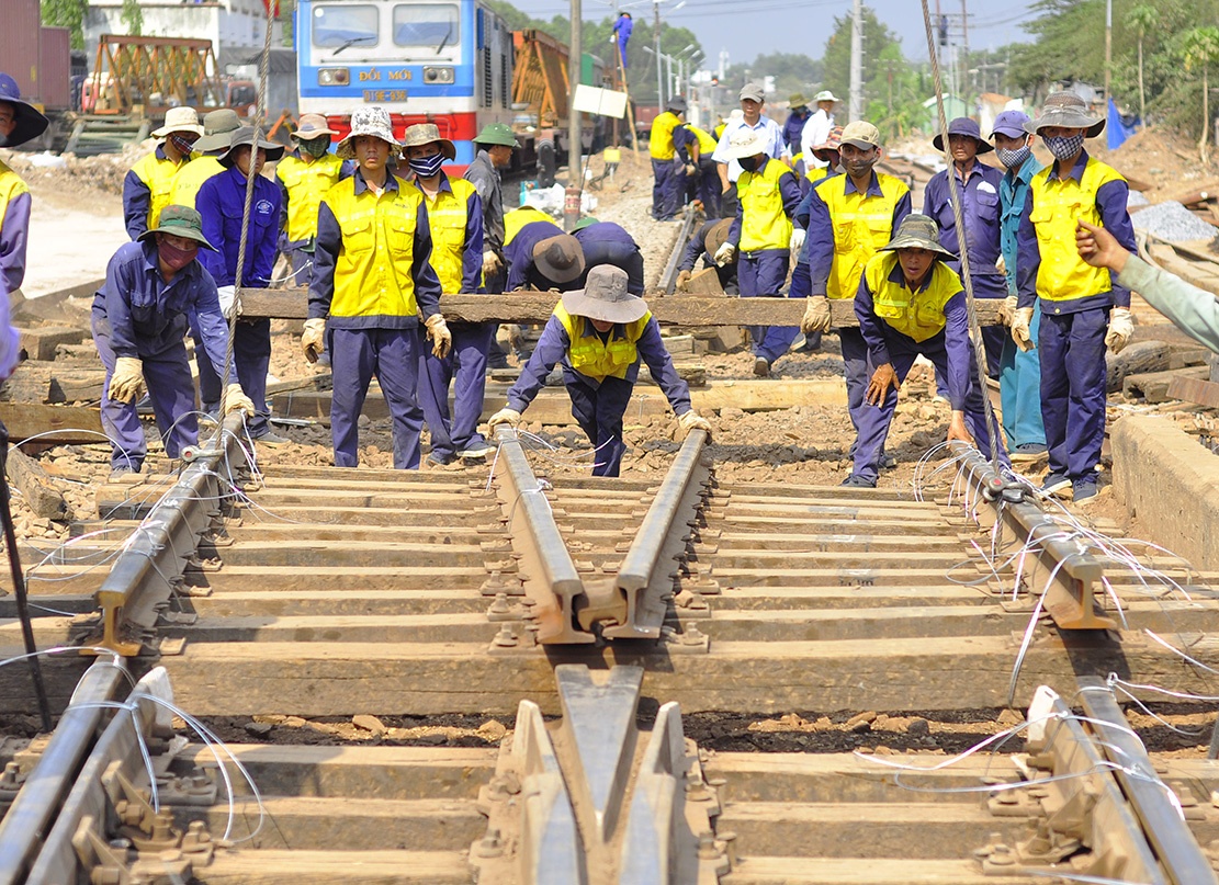 sua duong sat sau vu sap cau anh 3