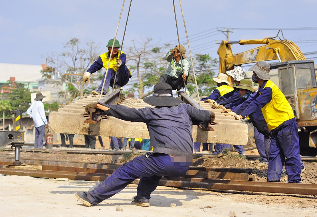 sua duong sat sau vu sap cau anh 6