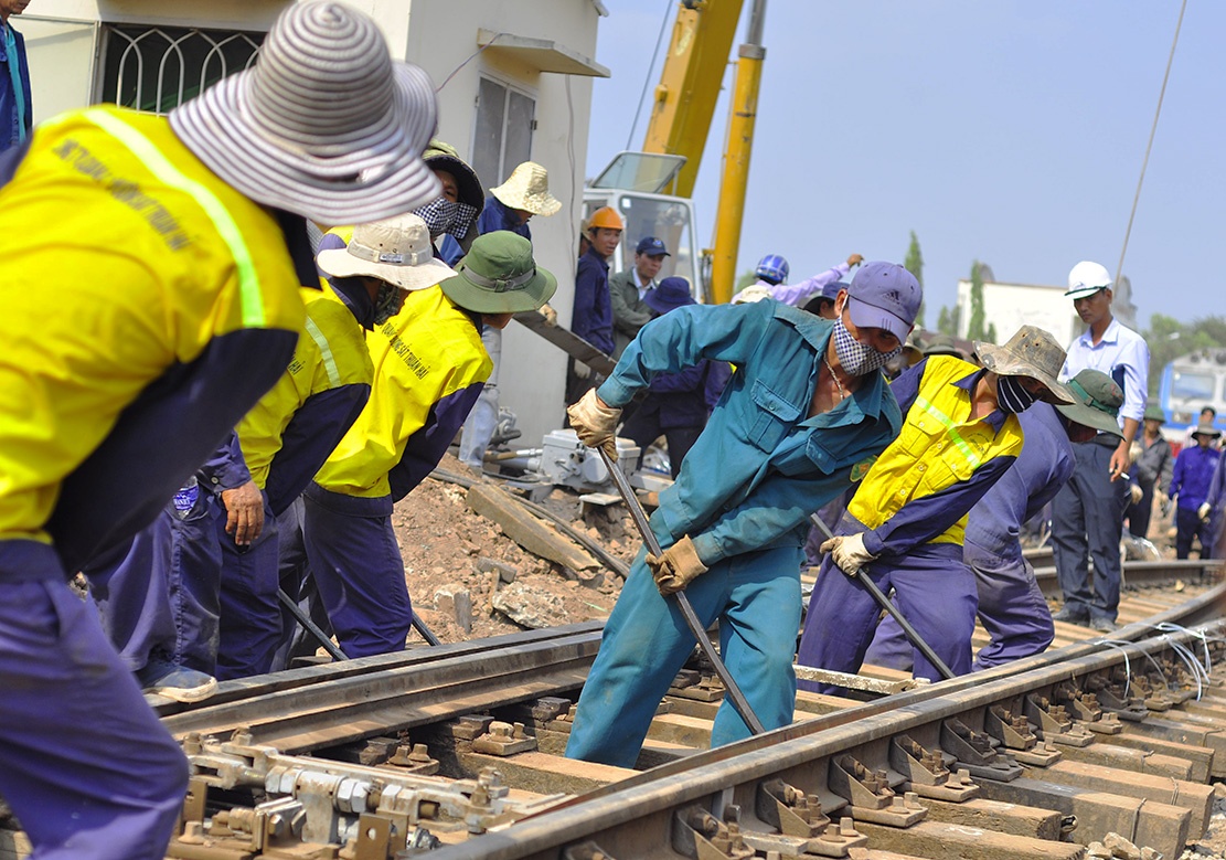 sua duong sat sau vu sap cau anh 7