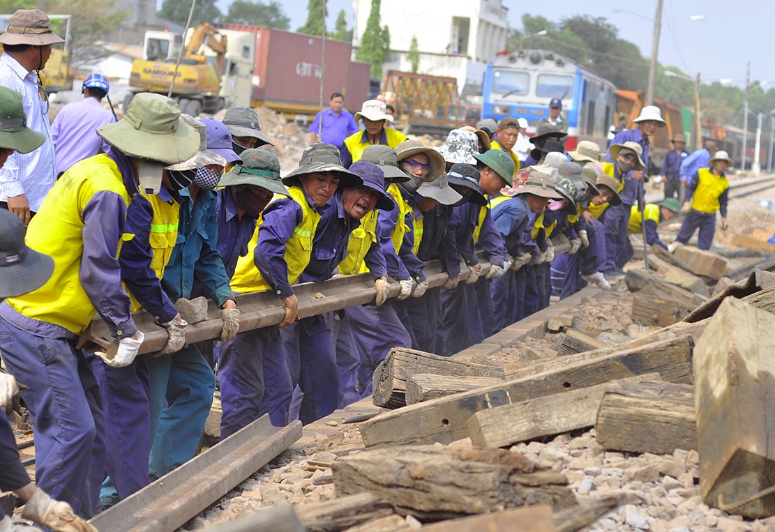 sua duong sat sau vu sap cau anh 9