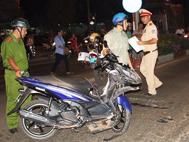 Thanh nien vuot den do dam guc nguoi qua duong hinh anh