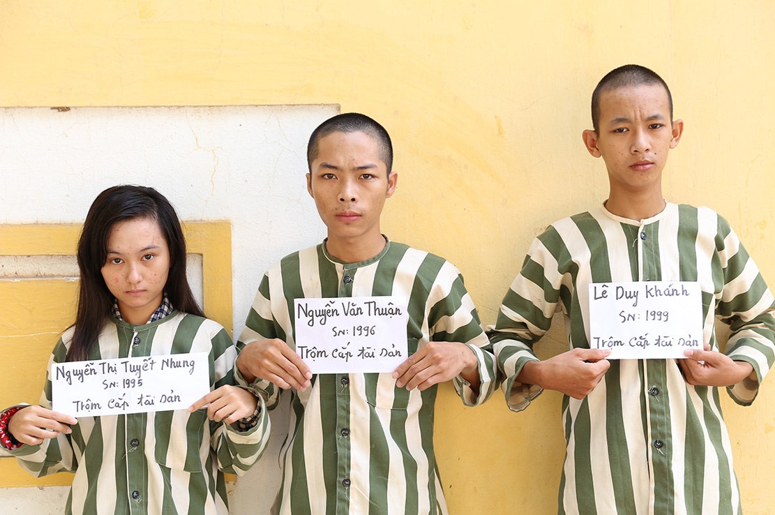 Co gai cung 2 thanh nien chuyen trom xe ban qua bien gioi hinh anh