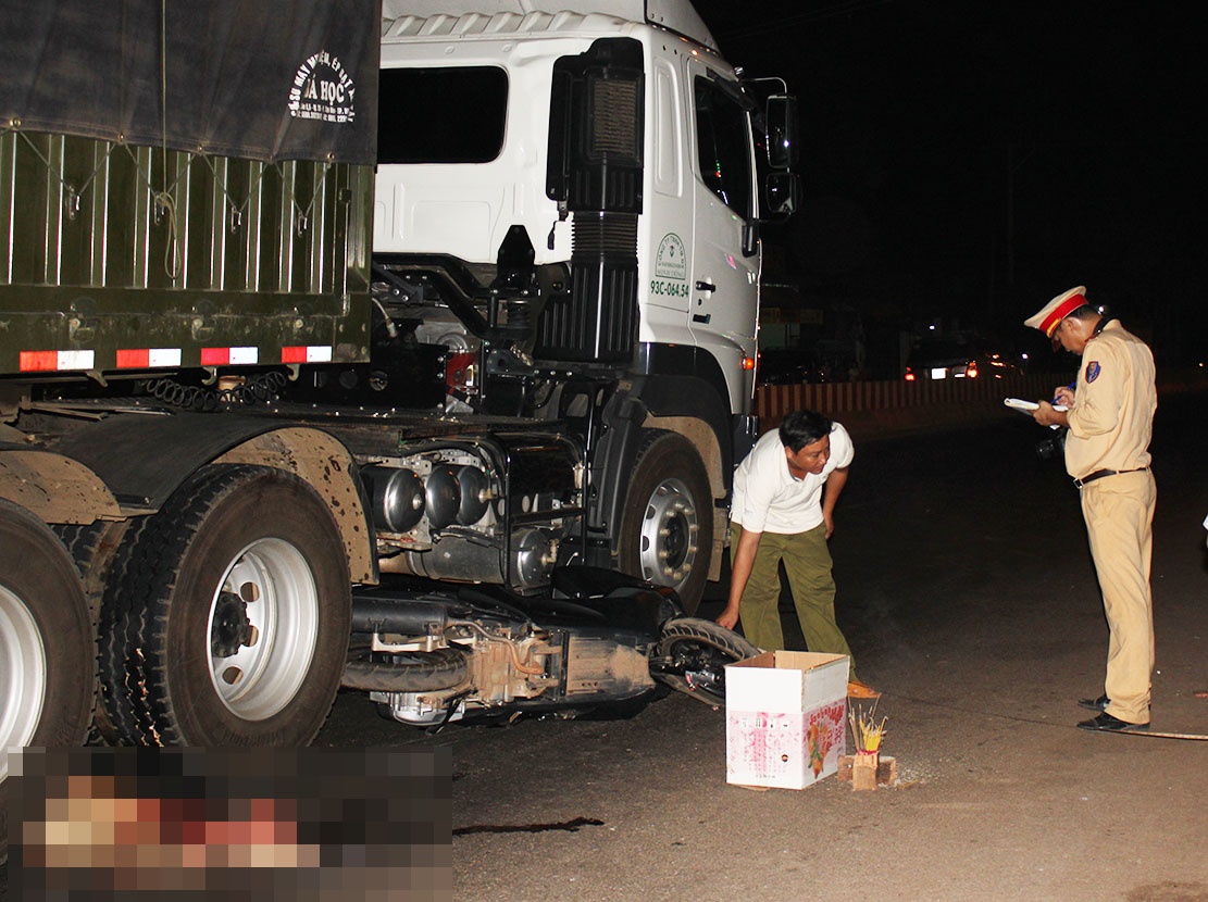 Can bo huyen bi xe dau keo can tu vong hinh anh