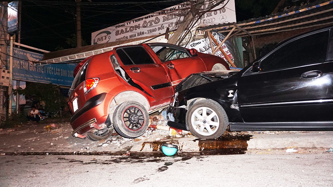 Co gai bi oto can tu vong trong tai nan lien hoan hinh anh