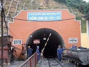 Hai cong nhan lan luot tu vong trong lo khai thac than hinh anh