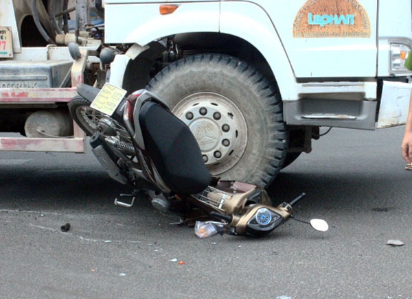 thoat chet duoi banh xe tai anh 1