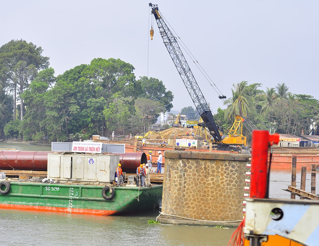 Lap dam cau Ghenh tren bo de day tien do hinh anh