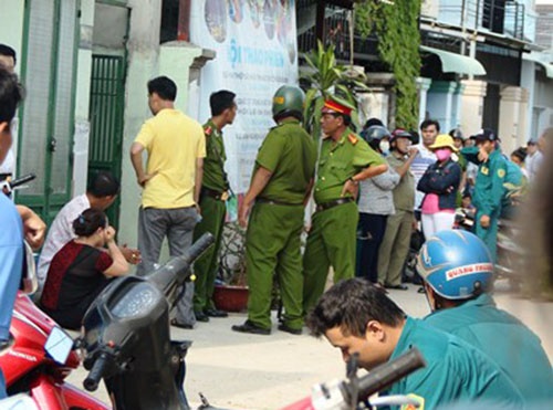 Con trai dung keo dam thau nguc cha hinh anh