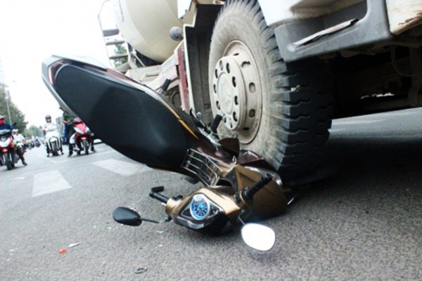 Nguoi phu nu cung 2 em nho thoat chet duoi banh xe tai hinh anh