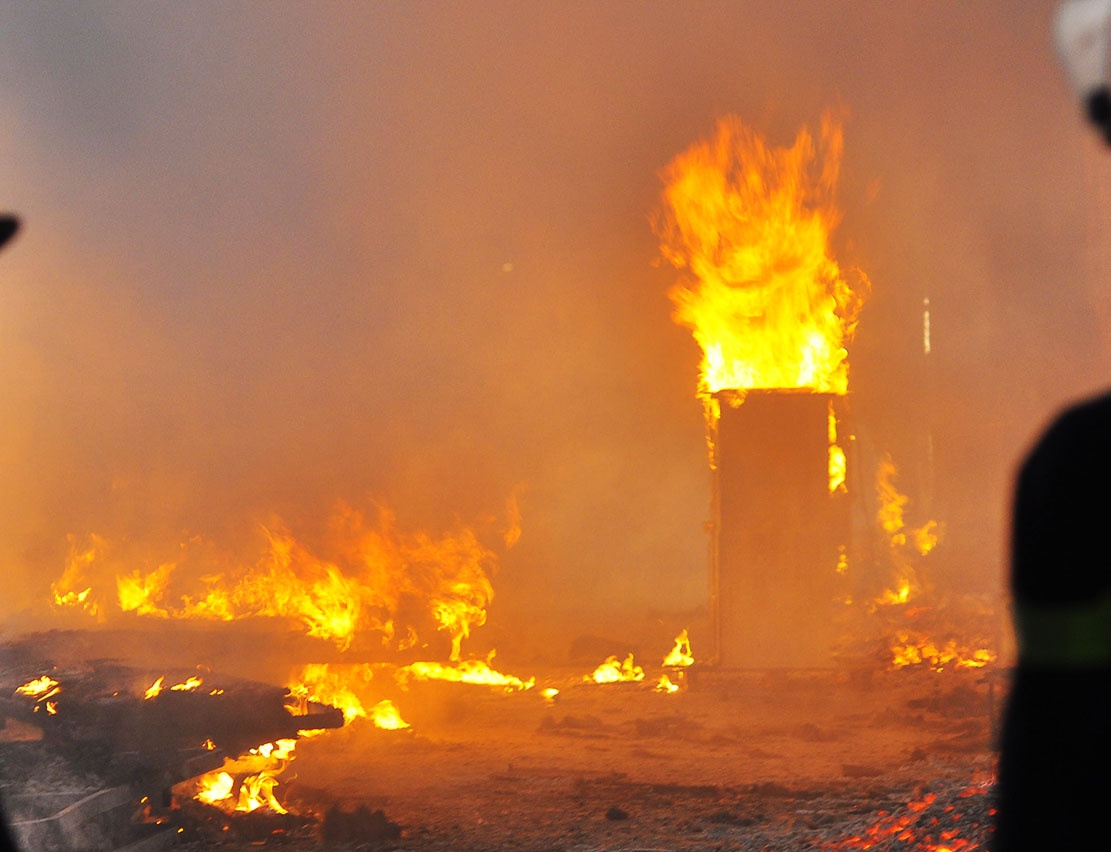 Xuong go 8.000 m2 chay no du doi trong nhieu gio hinh anh