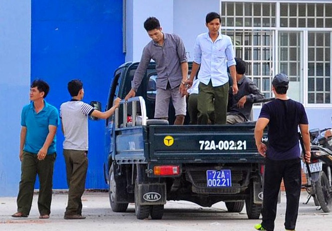 Dung 20 binh xit hoi cay khong che hoc vien tron trai hinh anh