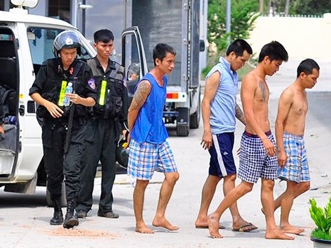 Hoc vien tron trai dap pha, doa giet nguoi di duong hinh anh