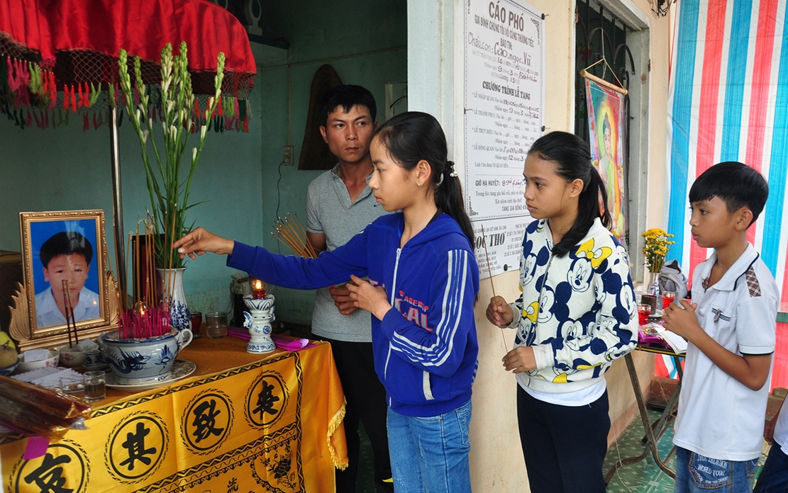 Vu 9 hoc sinh chet duoi: 'Se som ban dua mon boi vao truong' hinh anh