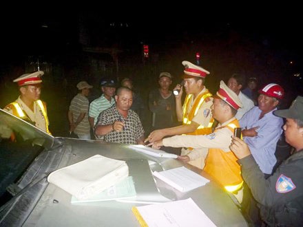 Danh vong, ep xe canh sat giao thong trong dem hinh anh