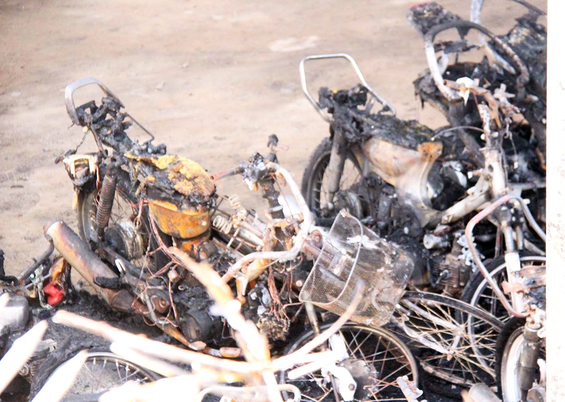 Hang chuc xe may trong don cong an boc chay hinh anh