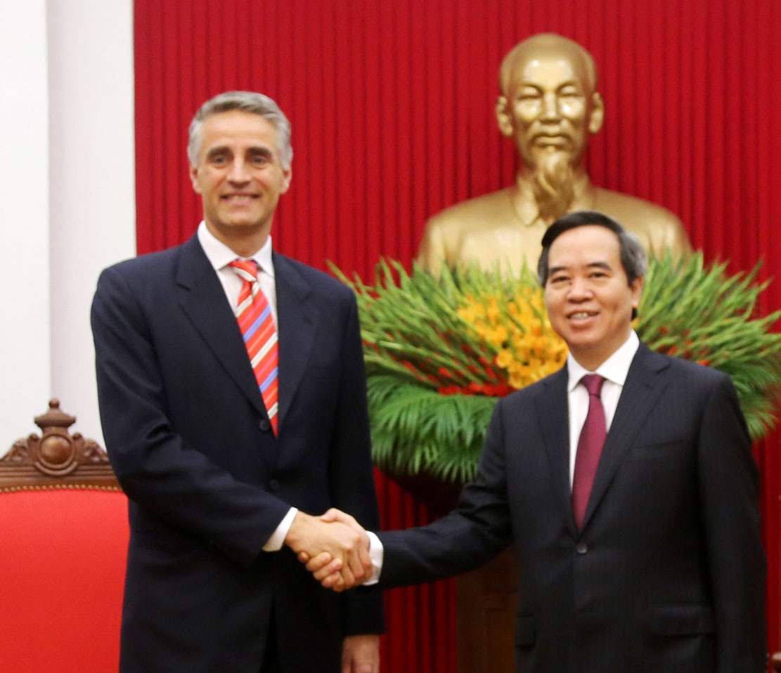 Truong ban kinh te Trung uong tiep doan chuyen gia IMF hinh anh