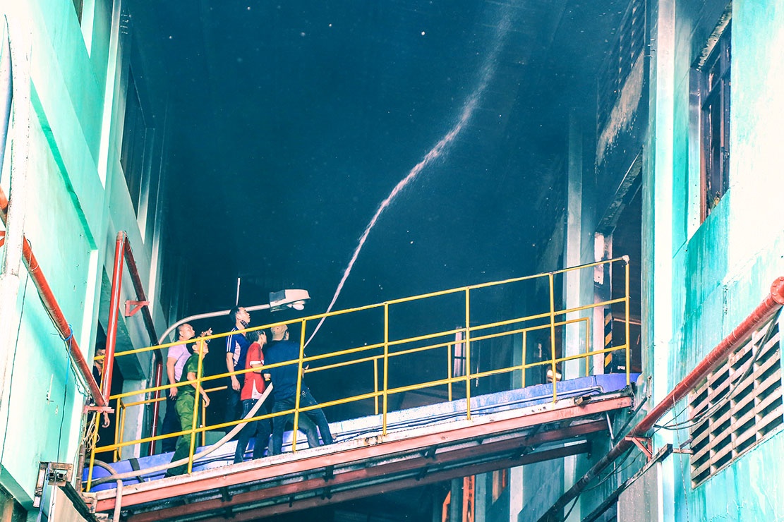 Ngon lua bao trum nha xuong cong ty go suot nhieu gio hinh anh