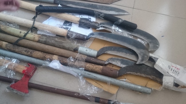 Nhom con do thue oto cho dao, kiem len Da Lat chem nhau hinh anh